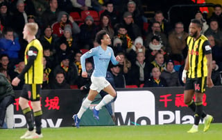 Leroy Sané (centro), del Manchester City, tras anotar el primer gol en la victoria 2-1 ante Watford en la Liga Premier ayer. (ARCHIVO)