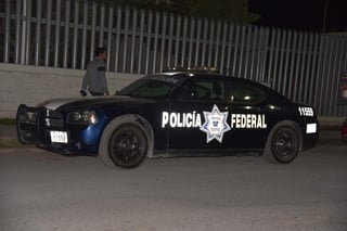 Los elementos de la Policía Federal aseguraron a estas personas cuando transitaban en un vehículo de El Salvador con placas apócrifas del estado de San Luis Potosí. (ARCHIVO)