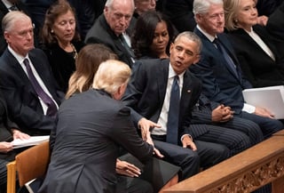 El saludo entre Trump y Obama fue la primera interacción conocida entre ambos desde el traspaso de poder el 20 de enero de 2017, hace casi dos años. (AP) 

