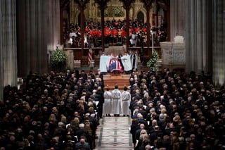 Honores. En la Catedral Nacional deWashington, cientos se despidieron de George H.W. Bush. (AP)