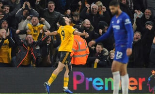 Celebra Raúl Jiménez luego de marcar el tanto del empate transitorio en la victoria de Wolverhampton 2-1 sobre el Chelsea. (ARCHIVO)