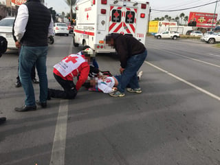 Paramédicos de la Cruz Roja arribaron al lugar para atender al lesionado. (EL SIGLO DE TORREÓN)