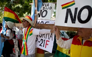 El paro con bloqueos y protestas callejeras se realizaba en ocho de las nueve ciudades capitales de los departamentos del país. (AP)