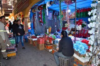 Ventas. Locatarios del mercado José Ramón Valdés se favorecen con los puestos navideños. (EL SIGLO DE TORREÓN) 