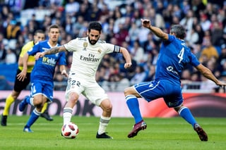 El delantero del Real Madrid Francisco Alarcón 'Isco', y el defensa de la UD Melilla Ricardo Segura 'Richi'. (ARCHIVO)