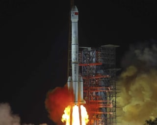 El cohete Gran Marcha-3B, que transporta la sonda -la cual incluye un módulo y un vehículo explorador-, despegó del Centro de Lanzamiento de Satélites de Xichang, en la provincia de Sichuan (suroeste), a las 02:23 de esta mañana, señaló la información. (ARCHIVO)