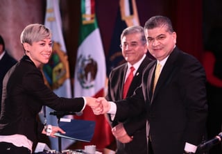 Acto. El gobernador Miguel Riquelme Solís atestiguó la entrega de medallas y diplomas al Mérito Académico.