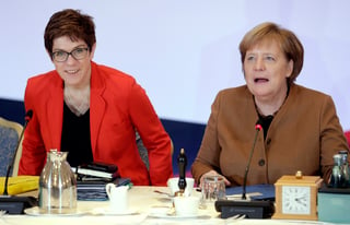Relevo. La centrista Annegret Kramp-Karrenbauer (Izq.) sucede a Angela Merkel (Der.) en la CDU por mínimo margen.