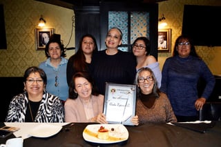 Reconocen. Feministas de la región entregan reconocimiento a una de las pioneras del movimiento en La Laguna, Oralia Esparza. (EL SIGLO DE TORREÓN)