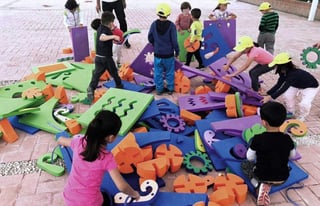 El modelo está compuesto por piezas de distintos tamaños y colores, con los cuales los niños pueden realizar construcciones. (EFE)