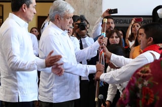 Recibió, de parte de las distintas etnias indígenas de Chiapas, el Bastón de Mando, junto con el gobernador Rutilio Escandón. (EL UNIVERSAL)