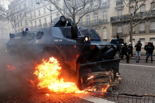 Violento. Policías y manifestantes también protagonizaron enfrentamientos ayer en otras ciudades francesas como Marsella, Tolosa y Burdeos.