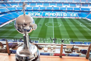 La cancha del Estadio Santiago Bernabéu conocerá hoy al ganador de la Copa Libertadores. (Especial)