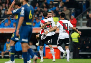 Pratto festeja con sus compañeros el empate de River Plate marcado por él.