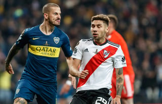 Darío Benedetto le hace un gesto a Gonzalo Montiel por la espalda luego de anotar su gol, el primero del encuentro de ayer. (AP)