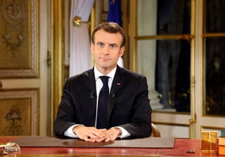 Macron admitió que el país afronta 'un momento histórico' y pidió a las grandes empresas que participen en el esfuerzo necesario para cambiar la situación. (AP) 