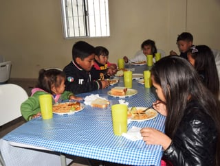 Los comedores de DIF brindan servicio de lunes a viernes, donde son atendidos alrededor casi 200 personas en las colonias Emiliano Zapata y Miguel Hidalgo. (EL SIGLO COAHUILA)
