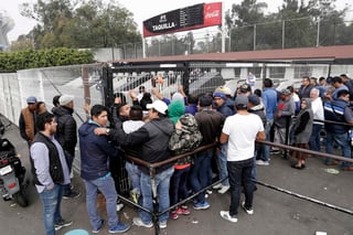 En las taquillas del Estadio Azteca se organizan filas de aficionados que buscan comprar boletos para la final entre América y Cruz Azul.