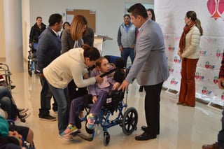 Dan apoyos. El evento de entrega de las sillas de ruedas se realizó en la Ciudad DIF de Torreón. (ROBERTO ITURRIAGA)