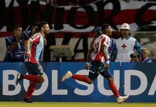 Yony González (der.), del Junior de Colombia, celebra luego de anotar un gol contra el Atlético Paranaense de Brasil, durante el juego de ida.