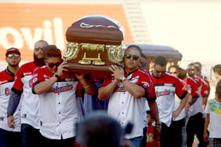 Los ataúdes de los expeloteros Luis Valbuena y José Castillo son cargados en hombros por sus compañeros de los Cardenales de Lara.
