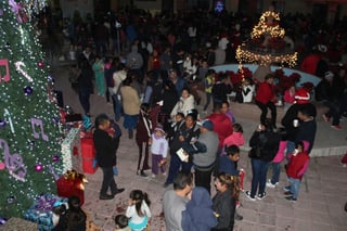 Tradición. En San Pedro autoridades municipales llevaron a cabo el tradicional encendido del árbol de Navidad. (EL SIGLO DE TORREÓN/MARY VÁZQUEZ) 
