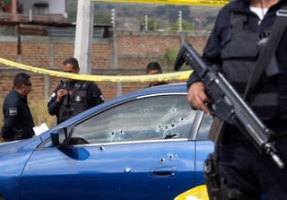 Policías estatales resguardan la zona donde un grupo armado asesinó a el director operativo de la Policía del municipio de El Salto, Jalisco. (ARCHIVO)