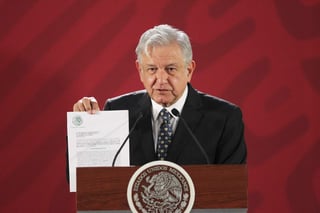La mañana de este miércoles, el presidente Andrés Manuel López Obrador firmó la iniciativa para sustituir la reforma educativa impulsada en el sexenio pasado, la cual será enviada a la Cámara de Diputados. (EFE) 

