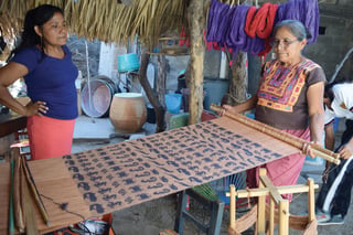 Creadoras. En SanMateo más de 80 mujeres huaves conservan el arte de trabajar con el telar de cintura. (EL UNIVERSAL)