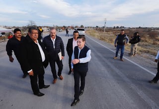 Arreglo. El gobernador José Rosas Aispuro entregó modernización de 25 kilómetros del tramo Tlahualilo - Cartagena.