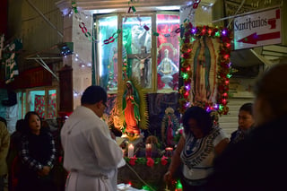 Celebración. Se ofreció una misa a la Virgen de Guadalupe, frente a su nicho ubicado al interior del Mercado Juárez. (ERNESTO RAMÍREZ)