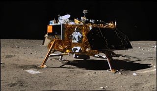 Después de volar alrededor de 110 horas desde la Tierra, la sonda comenzó a disminuir su velocidad y entró en la órbita polar lunar elíptica con una periluna de 100 kilómetros. (ESPECIAL)