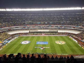 Como de costumbre, a las barras del futbol mexicano no les interesan las ceremonias protocolares y siguen en su juego. (ESPECIAL)