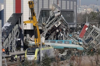 Tragedia. El accidente de un tren de alta velocidad con una locomotora de mantenimiento, dejó 9 muertos y 47 heridos. (EFE)