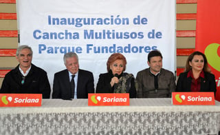 Apoyo. Jorge Zermeño Infante, con el respaldo de la empresa Soriana, entregó la cancha del Parque Ecológico Fundadores. (CORTESÍA)