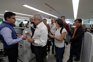 Detectores de explosivos y una revisión minuciosa en los filtros de seguridad fue cómo intensificó las revisiones el Aeropuerto de la Ciudad de México en el vuelo donde viajó el presidente Andrés Manuel López Obrador hacia Mérida, Yucatán. (ARCHIVO)