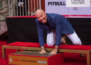 Pitbull fue presentado por el actor John Travolta, quien asistió a la ceremonia frente al legendario teatro inaugurado en 1927 y que por tres ocasiones fue sede de la entrega del Oscar. (EFE)