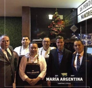 Trabajadores del restaurante compartieron la imagen en su cuenta oficial de Facebook con el siguiente mensaje, 'Licenciado Enrique Peña Nieto fue un honor haberle atendido en esta su casa'. (ESPECIAL)