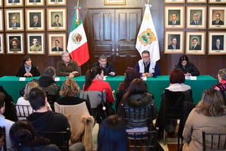 Apoyo. El gobernador Miguel Riquelme Solís se reunió con colectivos de familias de personas desaparecidas.