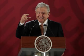 En el documento se desprende que, al mes, Andrés Manuel López Obrador, obtendrá 108 mil 656 pesos y todos sus secretarios de Estado obtendrán 108 mil 376 pesos; es decir, 280 pesos menos que el titular del Ejecutivo. (ARCHIVO)