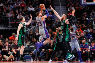 Blake Griffin (i) anotó 27 puntos en la victoria de los Pistons 113-104 sobre Celtics de Boston.