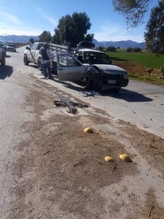 Impacto. Un vehículo Honda Accord se impactó de frente contra una camioneta Nissan estaquitas en Gómez Palacio.