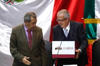 Carlos Urzúa, secretario de Hacienda, hace entrega del Paquete Económico 2018 a Porfirio Muñoz Ledo, presidente de la Mesa Directiva de la Cámara de Diputados. (EL UNIVERSAL) 