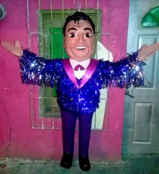 La piñatería Ramírez elaboró una figura de Juan Gabriel y la colocó en la calle Bravo, una de las principales arterias de esta frontera. (ESPECIAL) 
