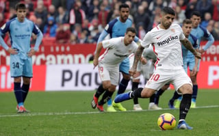 El argentino Ever Banega dispara desde el punto penal para vencer la meta del Girona y contribuir en la victoria del Sevilla.