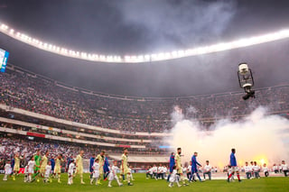 Los jugadores de ambos equipos en su entrada para la gran final del futbol mexicano. (Jam Media)
