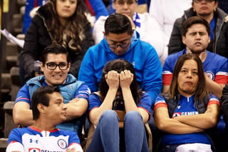 La afición del Cruz Azul volvió a sufrir ayer, tras la derrota de su equipo en una final más del futbol mexicano. Ahora, les tocó llorar en el estadio Azteca.