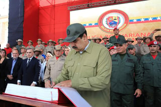 El mandatario dijo querer 'las mejores relaciones' con todos los países pero advirtió a los miembros de la Fuerza Armada Nacional Bolivariana (FANB) sobre planes conspirativos que se estarían tejiendo entre Bogotá, Washington y Brasilia. (EFE)