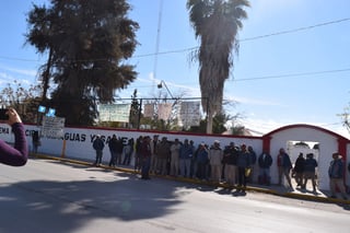 Paro. Ayer se volvieron a manifestar empleados de Simas pues exigen les paguen los adeudos, pero no hay ni para los aguinaldos. (EL SIGLO DE TORREÓN/MARY VÁZQUEZ) 