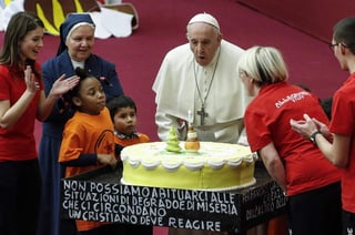 Feligreses le acercaron varios pasteles de cumpleaños al papa. (AP)